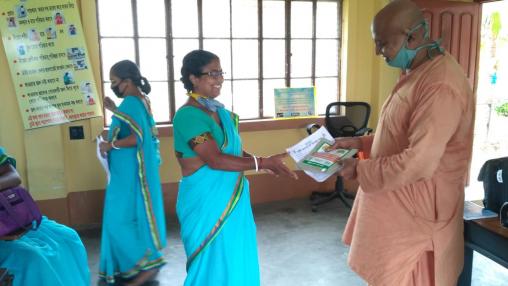 Women in Sargachi, India participate in training session during National Nutrition Month